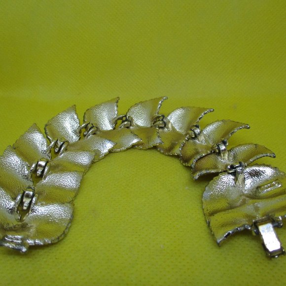 Vintage ART BRACELET HEAVY Signed Art Gold Tone Bracelet Gold Tone Leaves - Picture 15 of 15